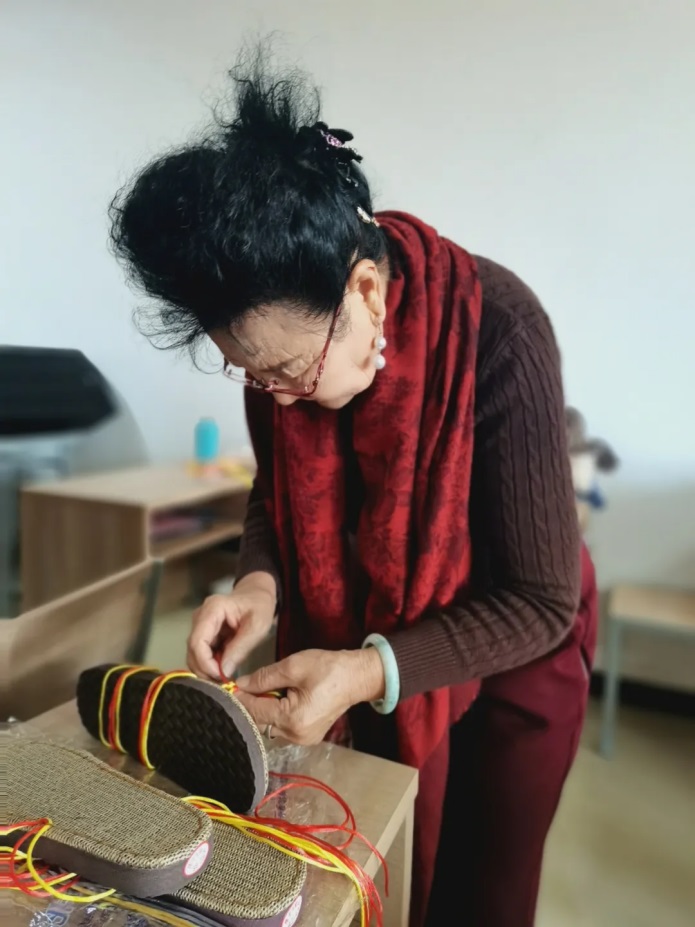 非遗河套绒线针织技艺培训走进老年大学.jpg