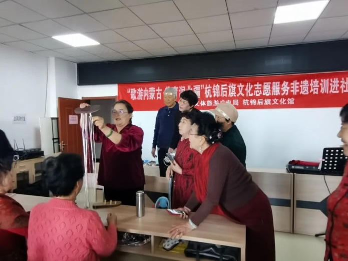 非遗河套绒线针织技艺培训走进老年大学.jpg
