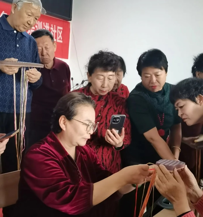 非遗河套绒线针织技艺培训走进老年大学.jpg